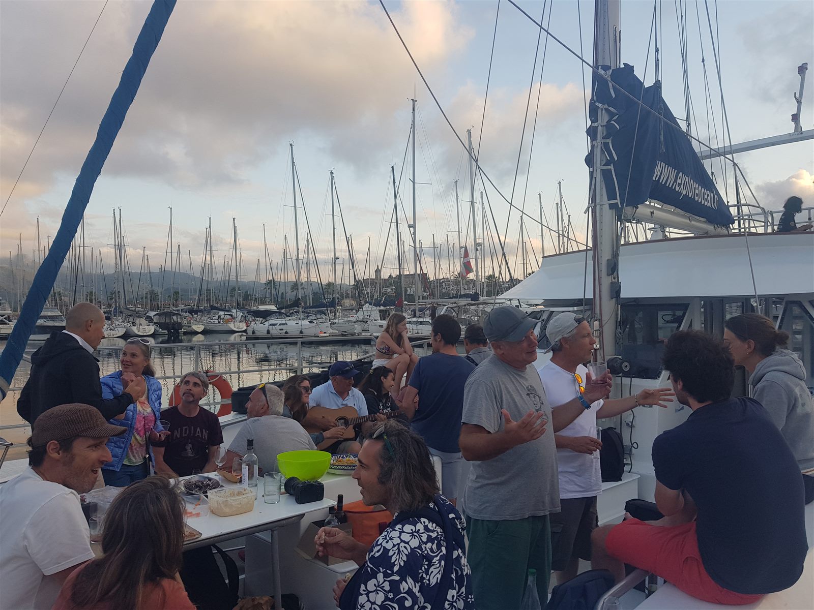 Apéritif en mer entre membres, à bord d'un catamaran