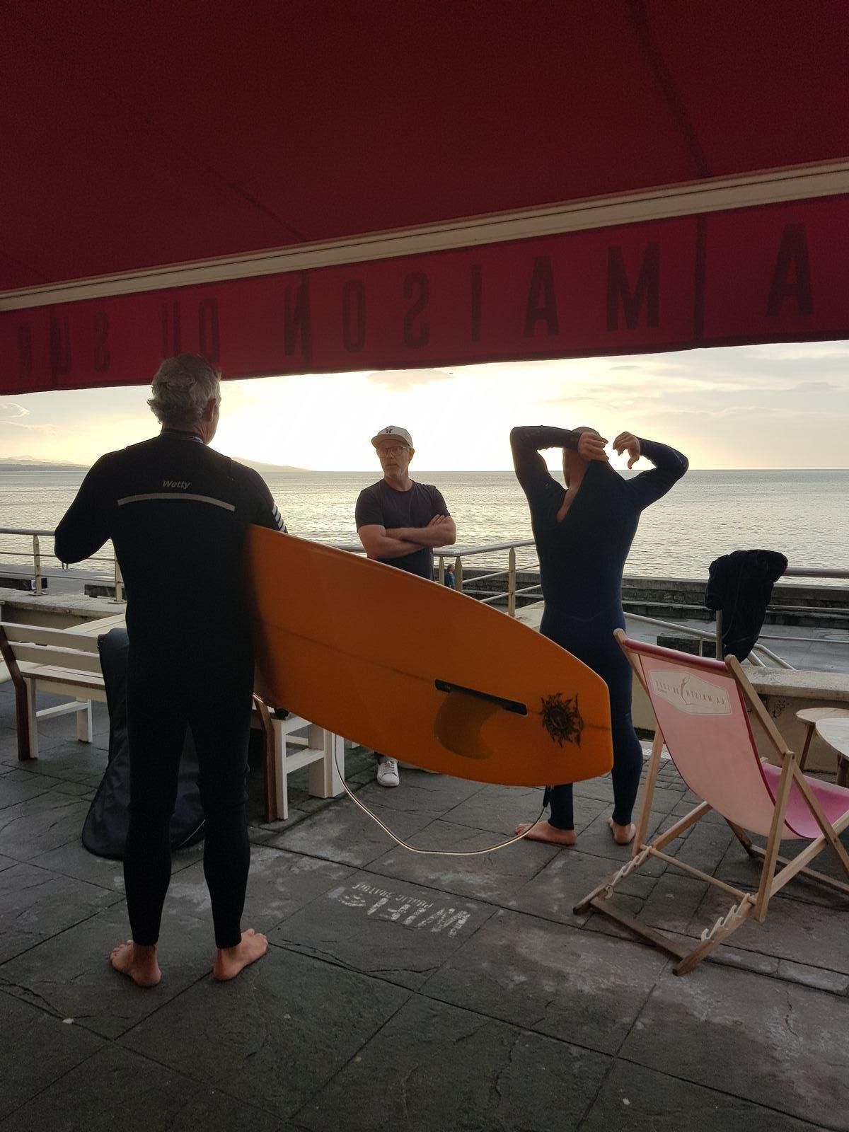Session surf au coucher du soleil